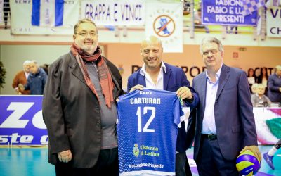 Comunicato stampa, la prima partita nel nuovo palazzetto dello sport di Cisterna di Latina. La Top Volley Latina omaggia il sindaco Mauro Carturan con maglia e pallone ufficiale