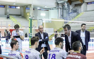 La Top Volley Cisterna cede al tie-break ma conquista un punto nel match a porte chiuse. Tubertini: “Difficile giocare così”