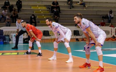 La Top Volley Cisterna aspetta Trento a porte chiuse. Kovac: «Trento è molto forte ma noi stiamo lavorando tantissimo». Poi il coach scherza sulla foto che lo ritrae vicino ai ricevitori durante la partita: «Sono molto aggressivo»